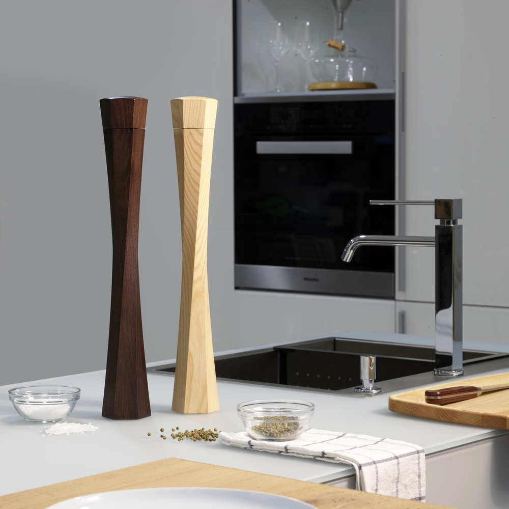 Legnoart TWIST SBDXXL, Salt/Peber Keramisk Kværn, large i mørk Ask Legnoart TWIST SBDXXL, Salt/Peber Keramisk Kværn, large i mørk Ask