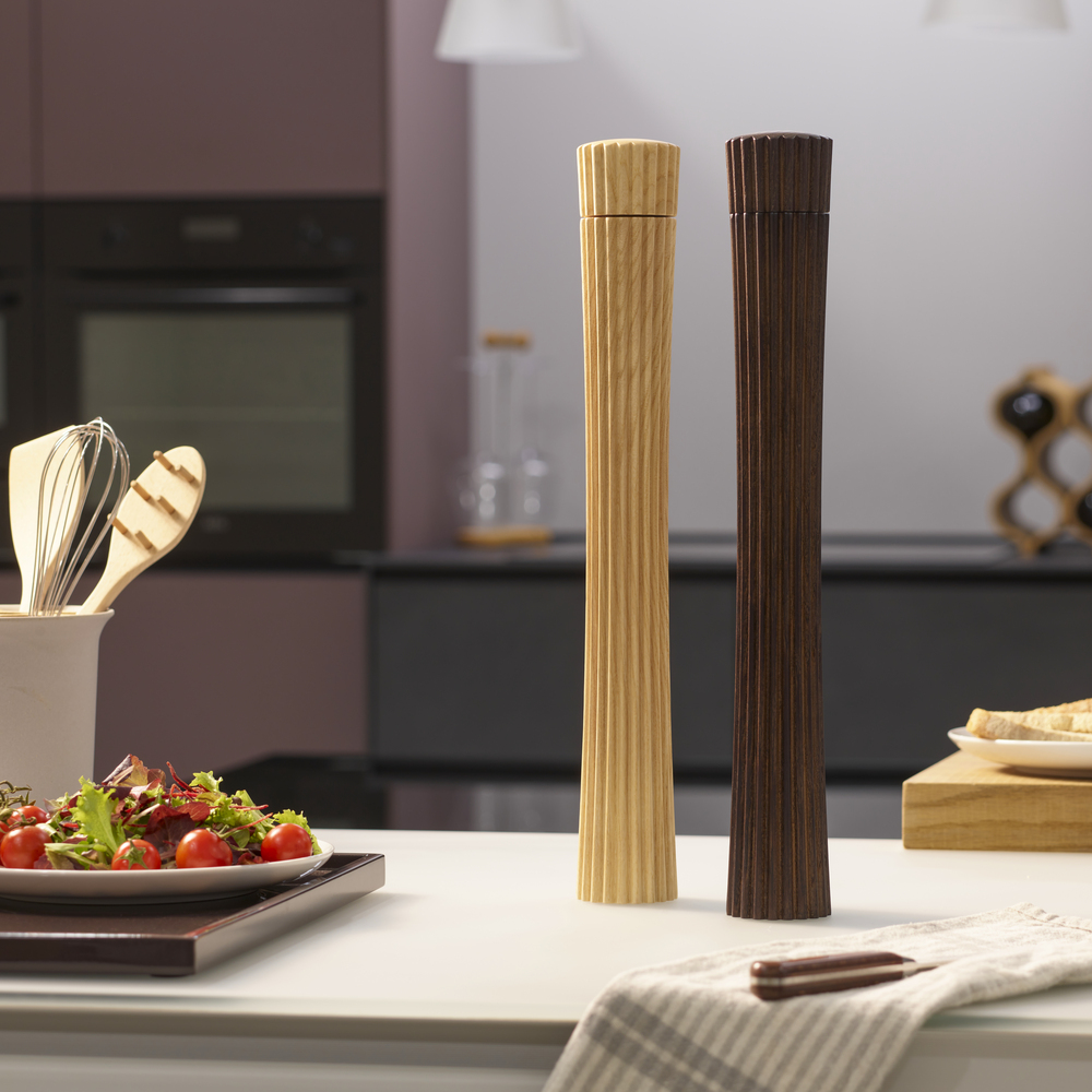 Legnoart PLEATS SCLXXL, Salt/Peber Keramisk Kværn, large i lys Ask Legnoart PLEATS SCLXXL, Salt/Peber Keramisk Kværn, large i lys Ask